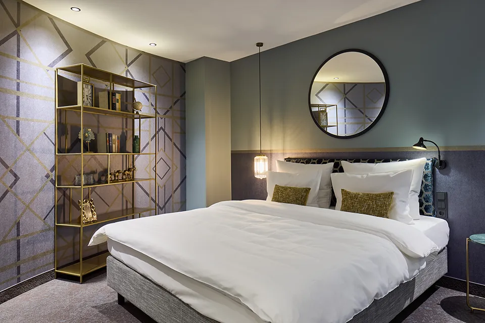 Hotelzimmer mit Doppelbett und gemütlicher Einrichtung