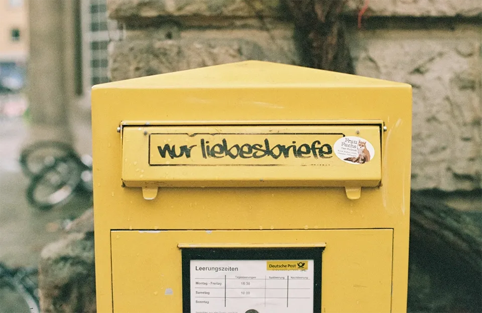 Briefkasten, auf dem "nur Liebesbriefe" steht
