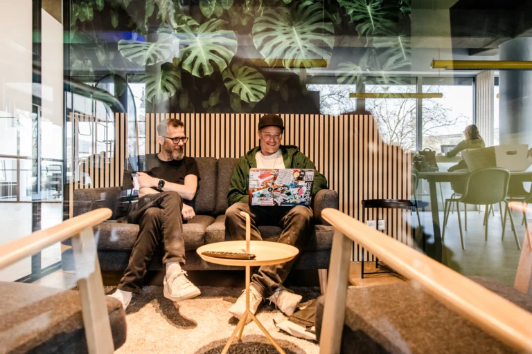 Zwei Personen besprechen sich in einem kleinen Meetingraum im studio_one
