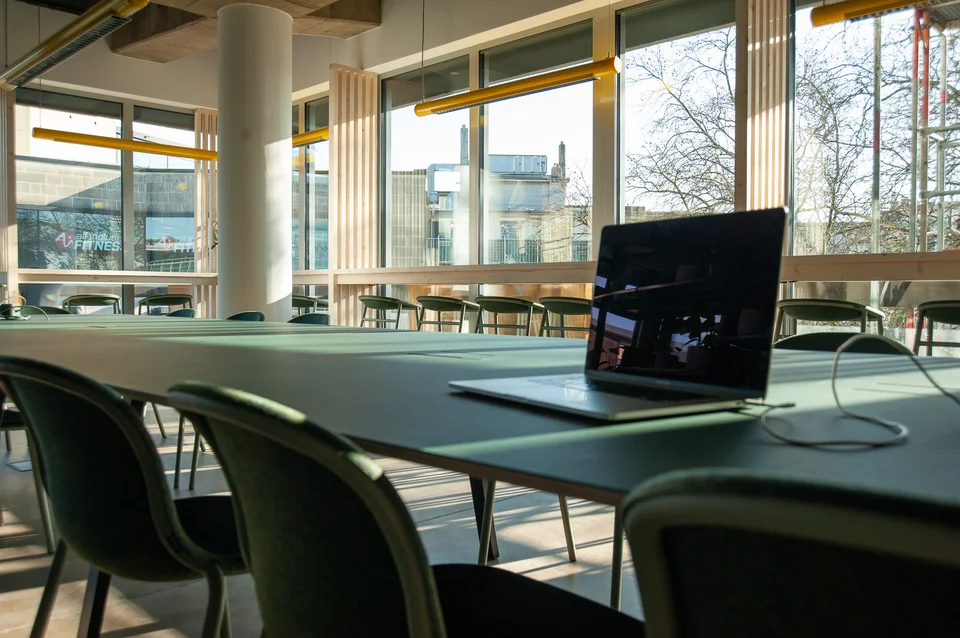 studio_one-Open Space mit einem Laptop auf dem großen Tisch im Hauptspace