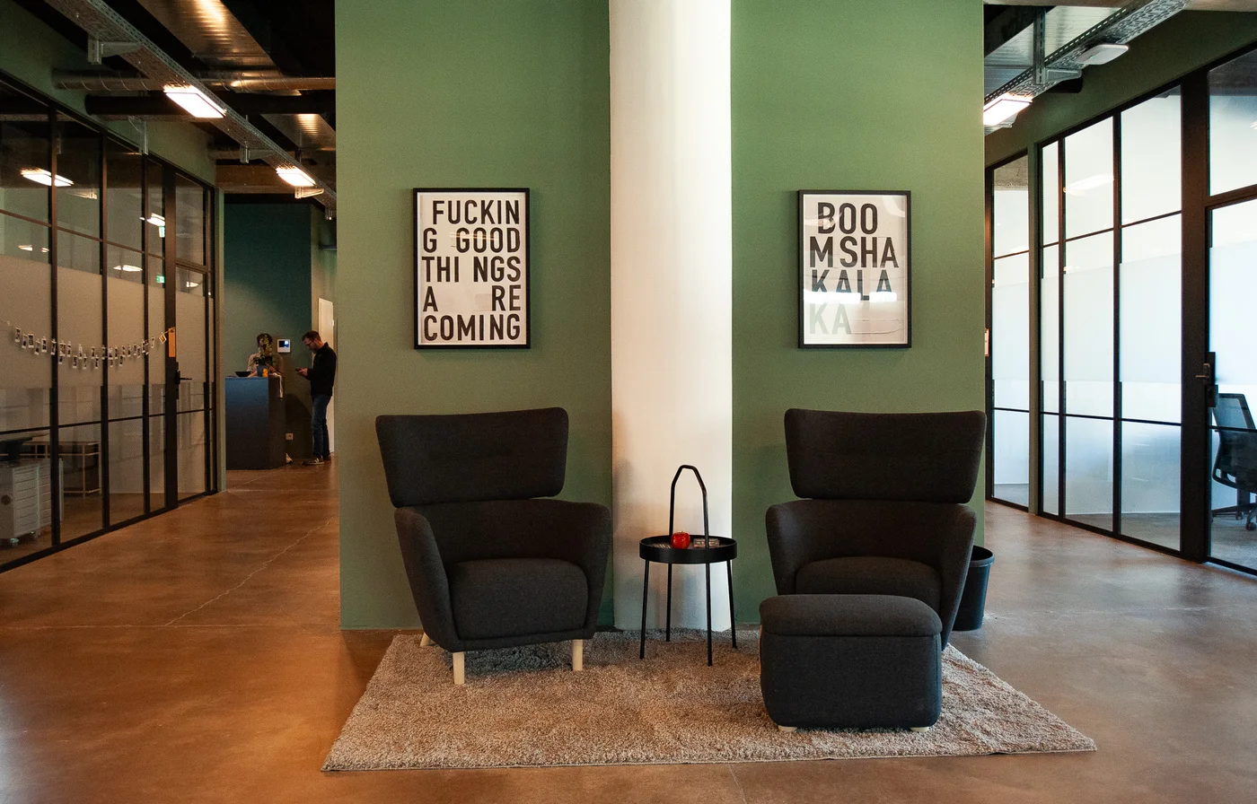 Gemütliche Sitzecke mit Teppich und zwei Sesseln im Open Space im studio_one
