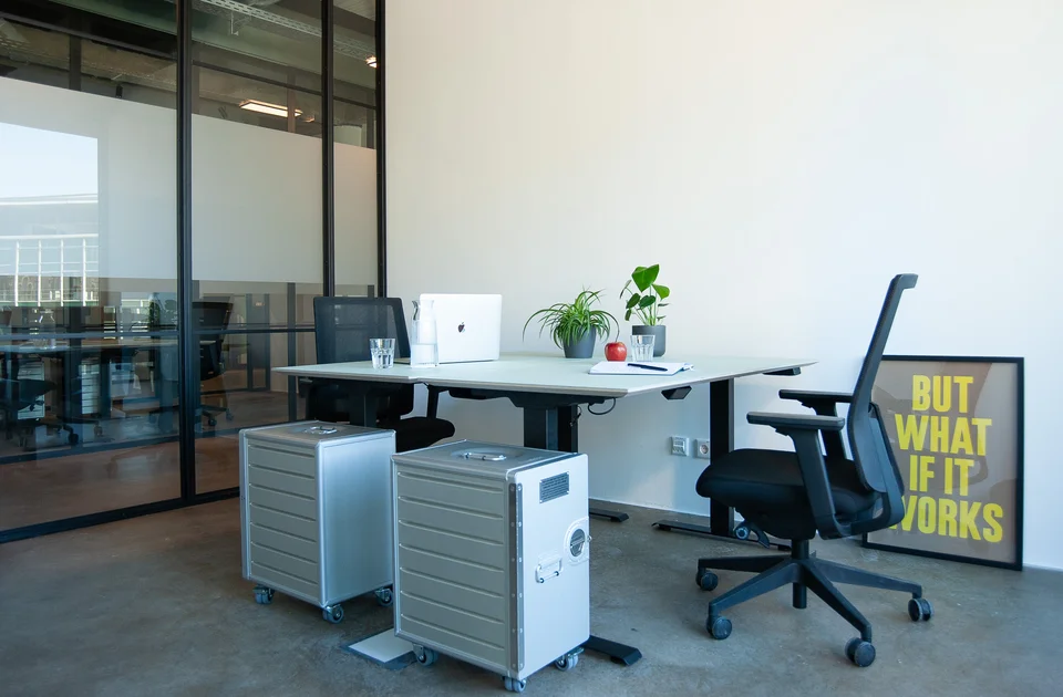 Private-Office mit zwei Bürotischen im studio_one von innen