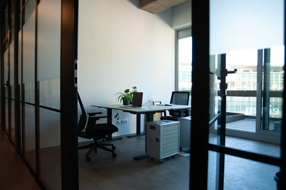 Private-Office mit zwei Bürotischen im studio_one