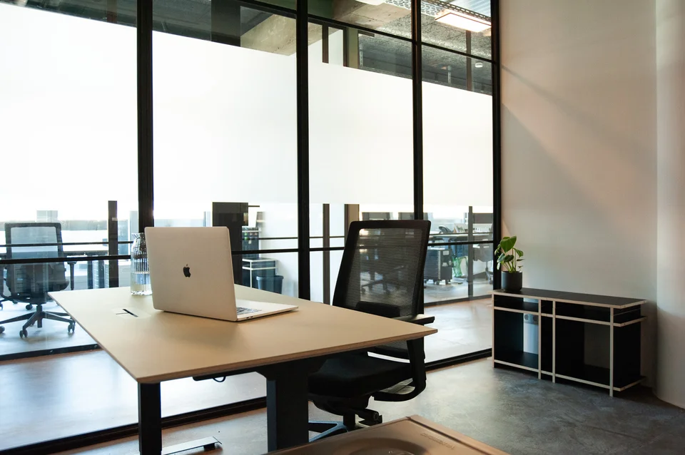 Private-Office mit einem Bürotisch im studio_one