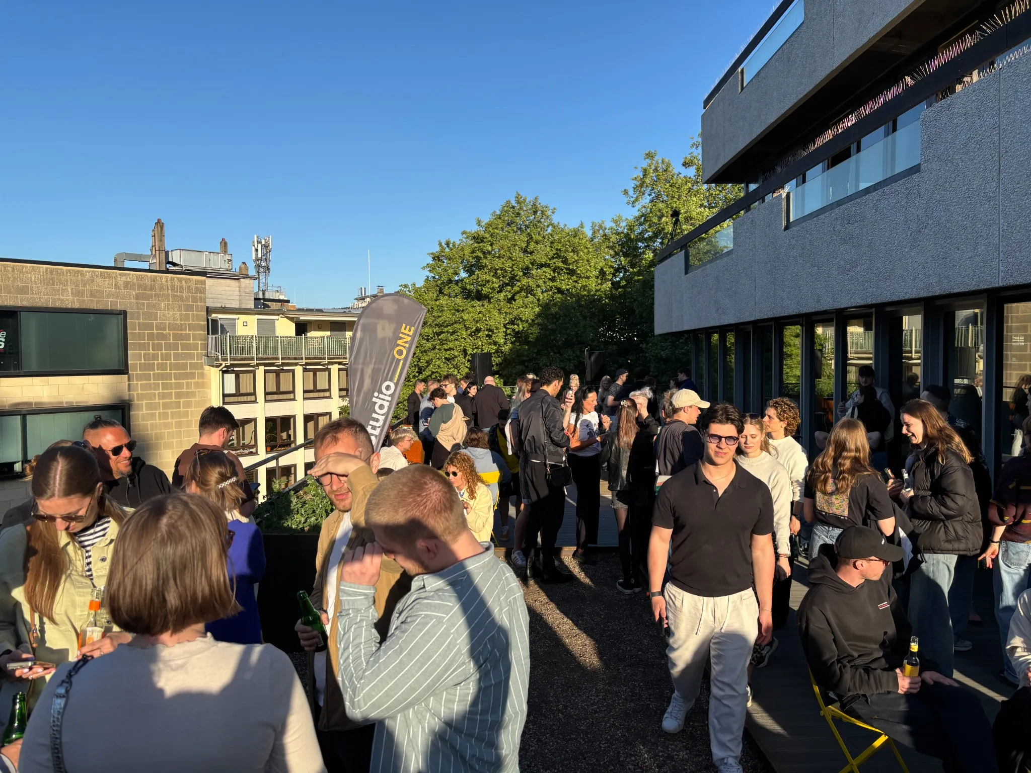 Dachterrasse des studio_one mit vielen Menschen bei einem Afterwork-Event mi DJs