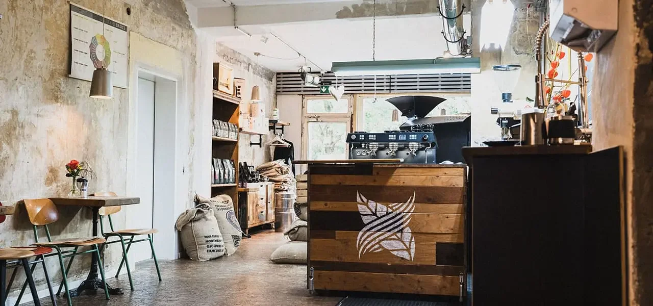 Innenansicht Kaffeerösterei und Cafe mit einer großen Kaffeemaschine