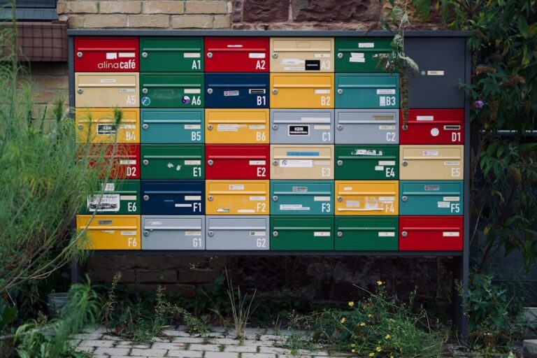 Mehrere bunte Briefkästen zur Darstellung des studio_one Virtual Office- und Postfach-Services